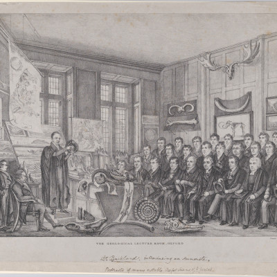 6. W.B. předn&aacute;&scaron;&iacute; před auditoriem v Oxfordu 15. &uacute;nora 1823 a představuje zkamenělinu amonita. Litografie N. Whitlocka.